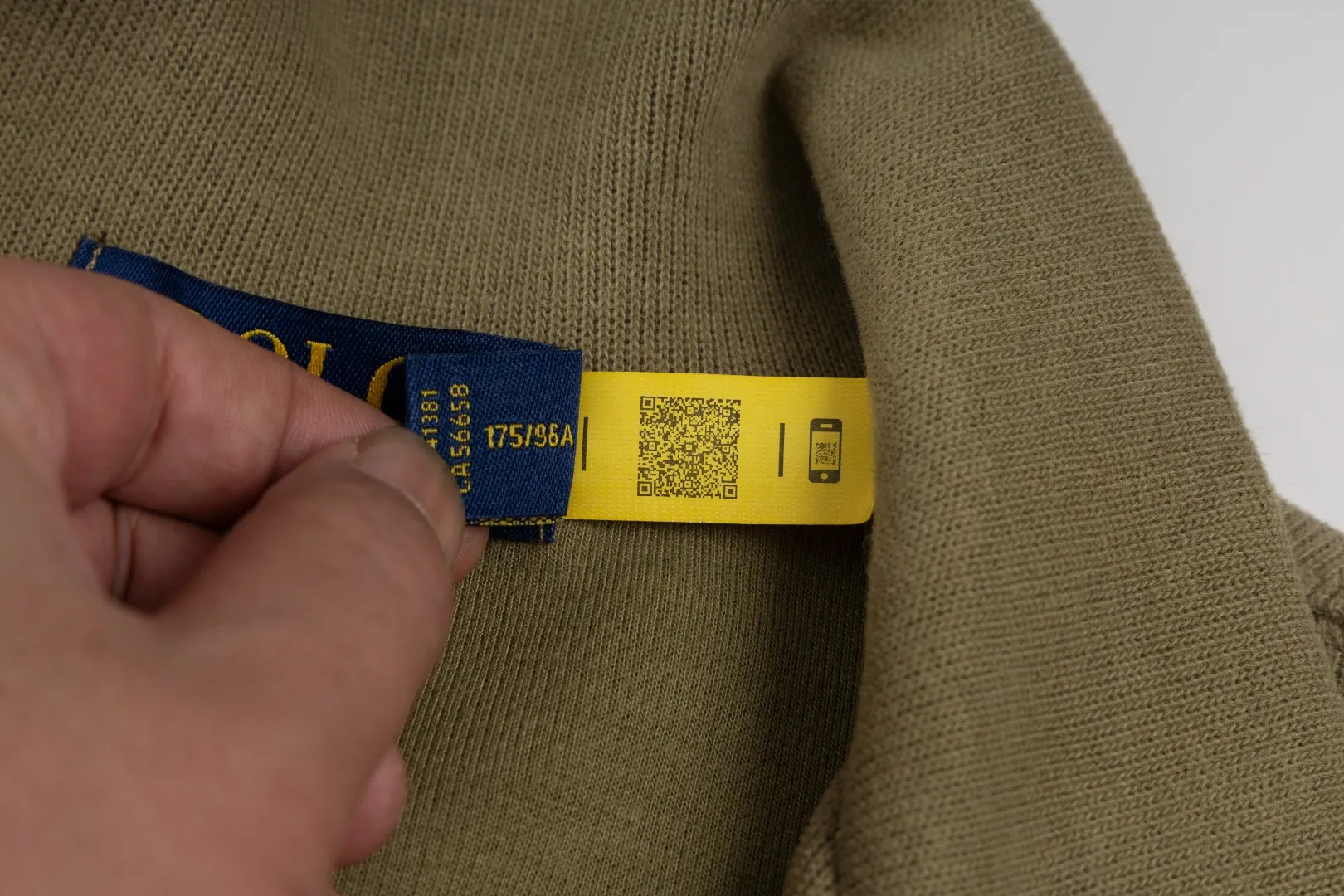 P230 #R97 Ralph lauren twelve-color embroidered pony logo half-zip high-neck long-sleeved knitted sweatshirt. The same style for men and women. The new half-zip sweatshirt for couples to wear in autumn is here! This kind of sweatshirt is really popular this year, even more popular than the hooded sweatshirt. Open the zipper and it can be used as a large lapel, which makes it more fashionable. The color of the classic design of the little war horse on the chest is matched with the embroidery. The simple zipper design echoes the brand logo, so you don’t need to match too much. The sweater version is loose enough! The fabric is custom-woven and dyed 100 cotton. 320g high gram weight 100% cotton knitted cotton with a certain thickness. The fabric is soft and comfortable, and the three-dimensional fabric is full of texture. The stitching is three needles and five threads, which is beautiful and strong. The pattern is also good. Although it is loose, it does not look bulky! - It is not a popular color scheme on the street. The color is pure and highly recommended. The upper body has a particularly high rate of turning heads. Loose style. Big drop shoulder OS style. Same style for men and women. Couple wear. Versatile and practical! Color: Gray, navy, khaki, green label, oatmeal brown label, apricot, black, army green, burgundy, pink, dark gray, light blue, white. Size: S M L XL Length: 70/72/74/76 Bust: 53.5/55.5/57.5/58.5 Shoulder width: 44/45/46/47 Sleeve length: 61/62/63/64